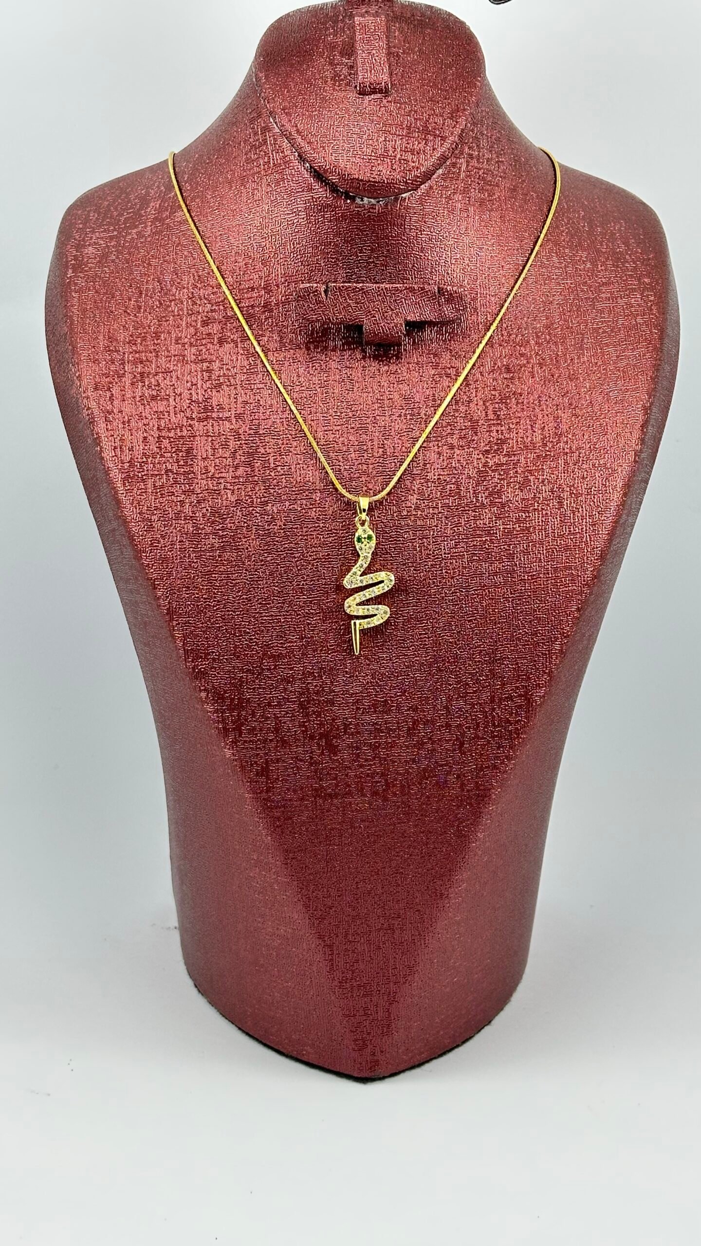 Serpent Glow Necklace – سلسلة الأفعى الأنيقة 🐍✨4