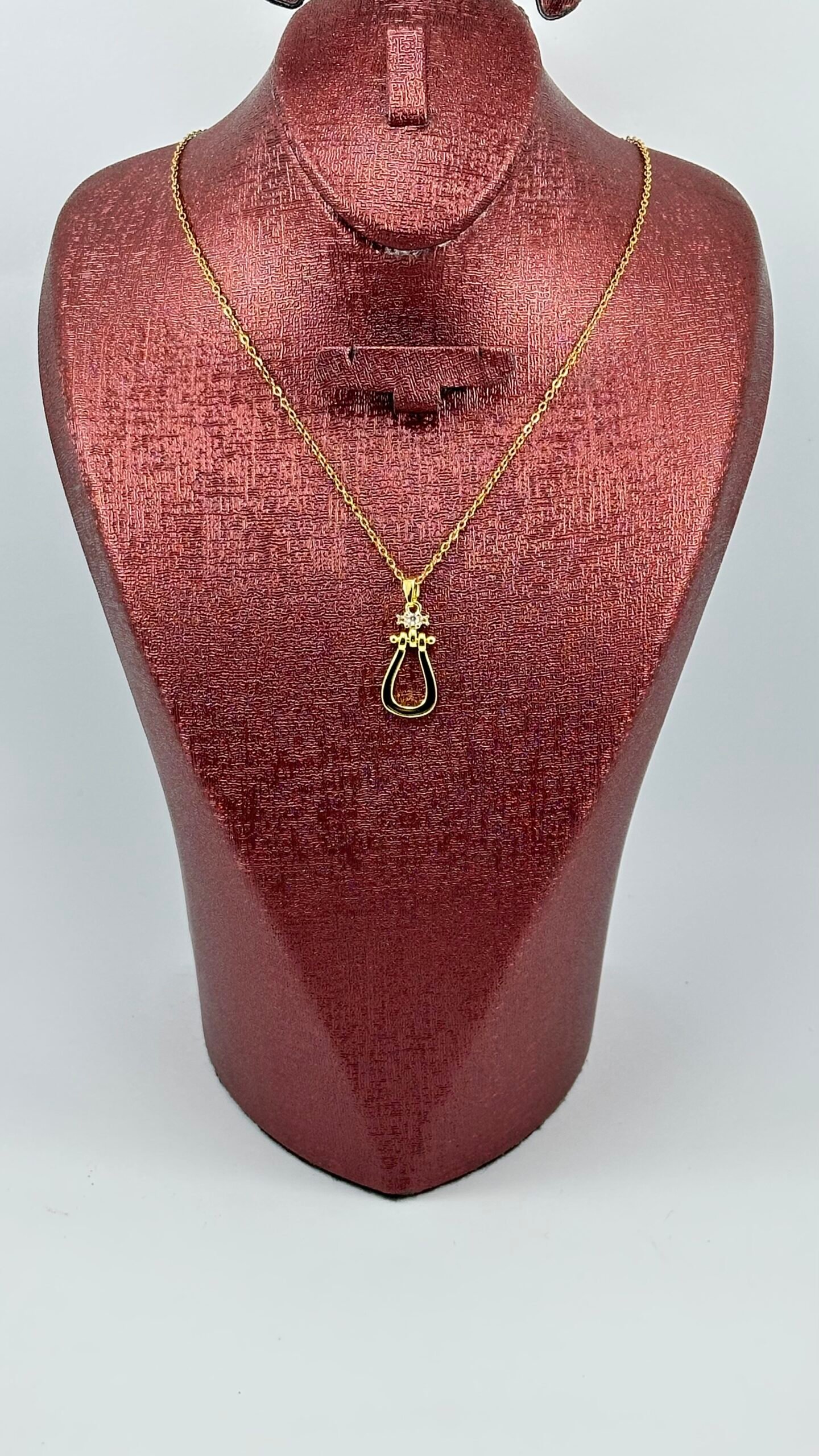 Golden Drop Necklace – سلسلة القطرة الذهبية ✨