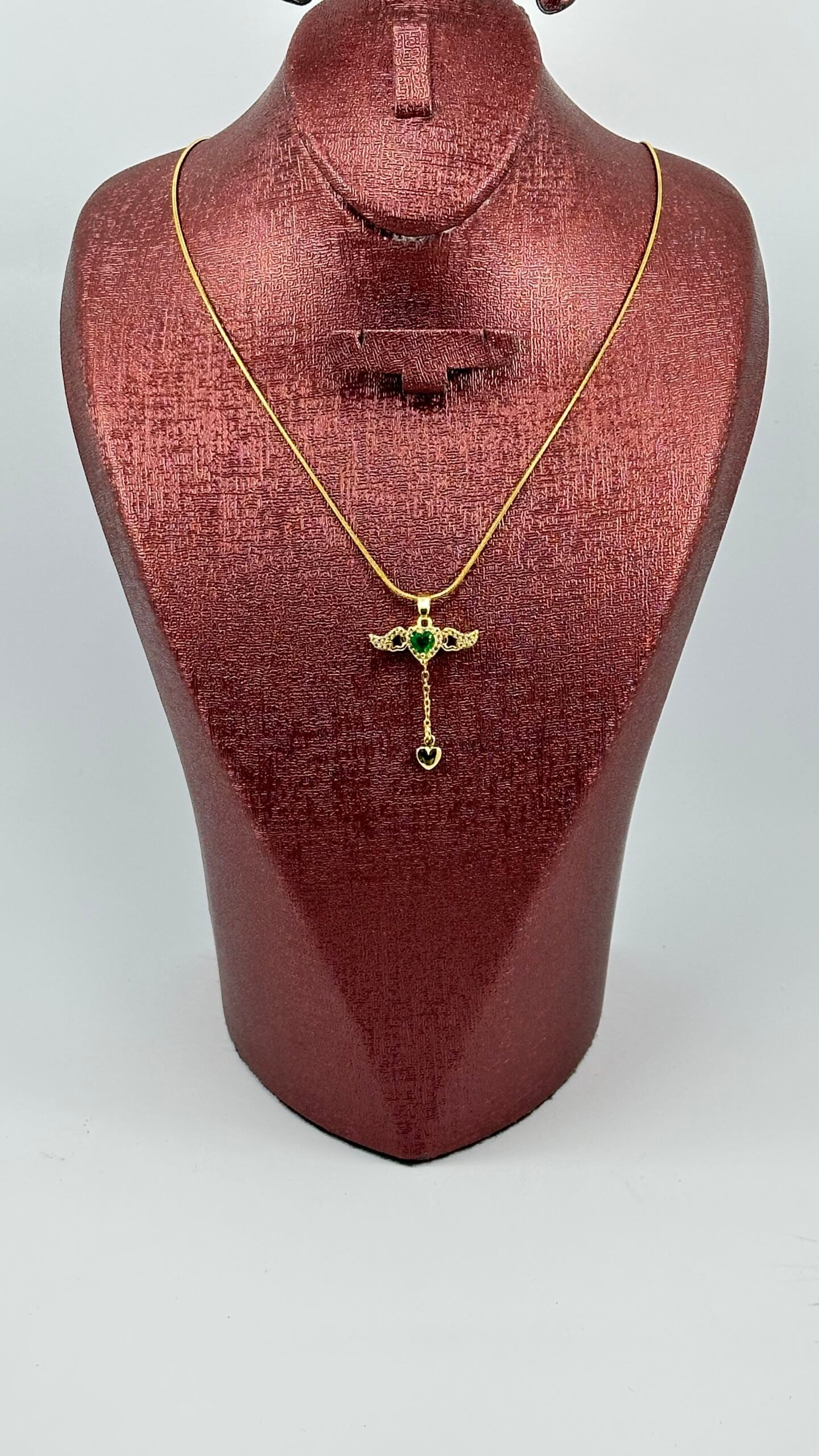 Emerald Drop Necklace – سلسلة القطرة الزمردية 💚